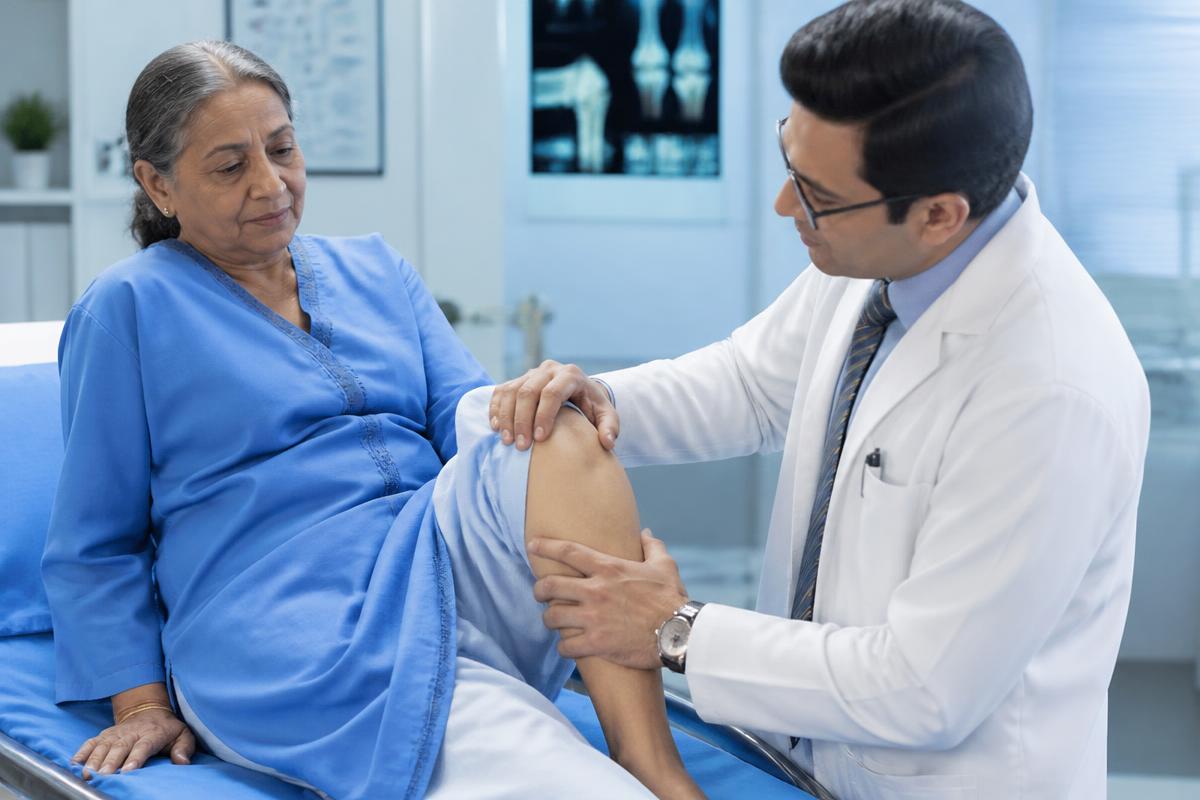 Médico evaluando la movilidad articular de una paciente con artrosis